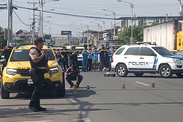 Un taxista identificado preliminarmente como Jhonny Flores, de aproximadamente 38 años, fue asesinado de varios disparos.