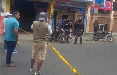 Un transeúnte resultó herido tras un ataque armado registrado la mañana de este lunes 21 de julio en plena zona comercial de Portoviejo.