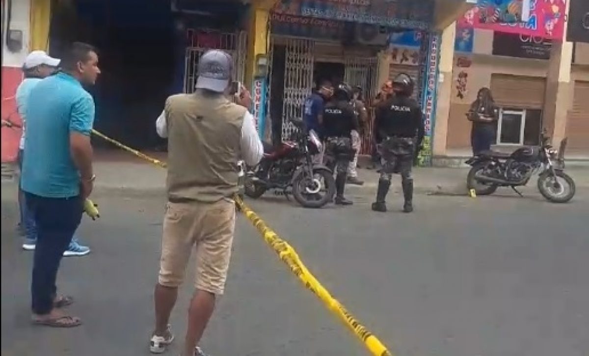 Un transeúnte resultó herido tras un ataque armado registrado la mañana de este lunes 21 de julio en plena zona comercial de Portoviejo.