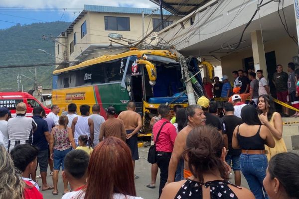 Un triple choque entre un bus de pasajeros, una buseta de transporte escolar y una camioneta del Cuerpo de Bomberos se registró en Montecristi.