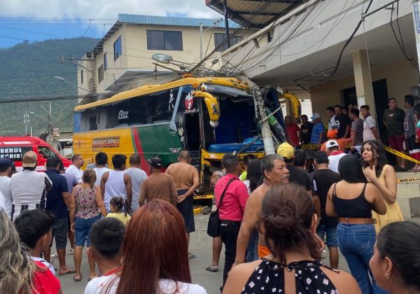 Un triple choque entre un bus de pasajeros, una buseta de transporte escolar y una camioneta del Cuerpo de Bomberos se registró en Montecristi.