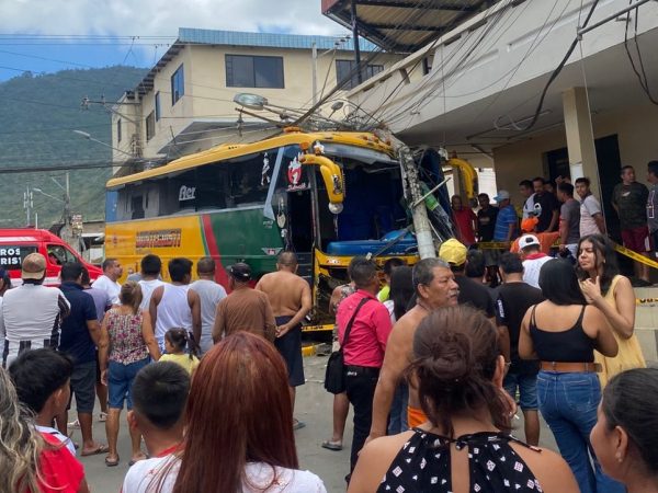 Un triple choque entre un bus de pasajeros, una buseta de transporte escolar y una camioneta del Cuerpo de Bomberos se registró en Montecristi.