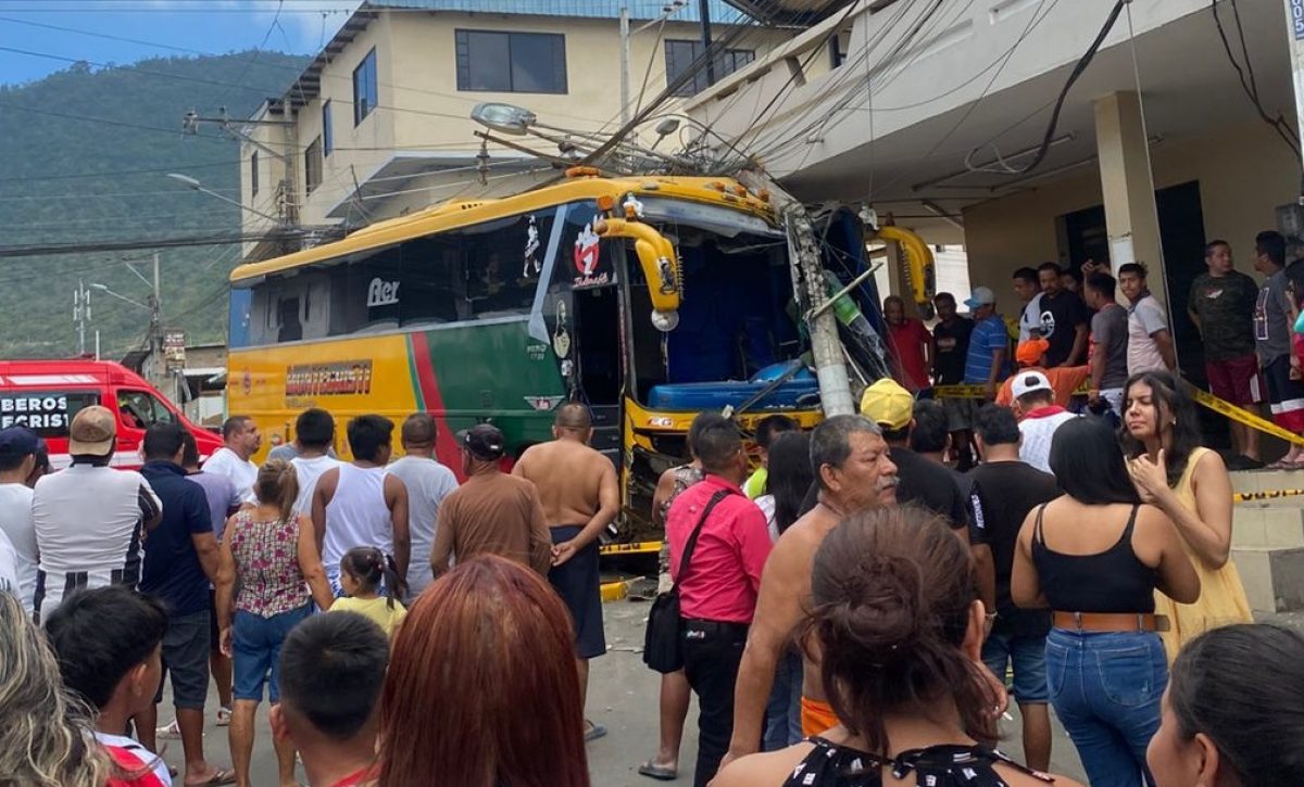 Un triple choque entre un bus de pasajeros, una buseta de transporte escolar y una camioneta del Cuerpo de Bomberos se registró en Montecristi.