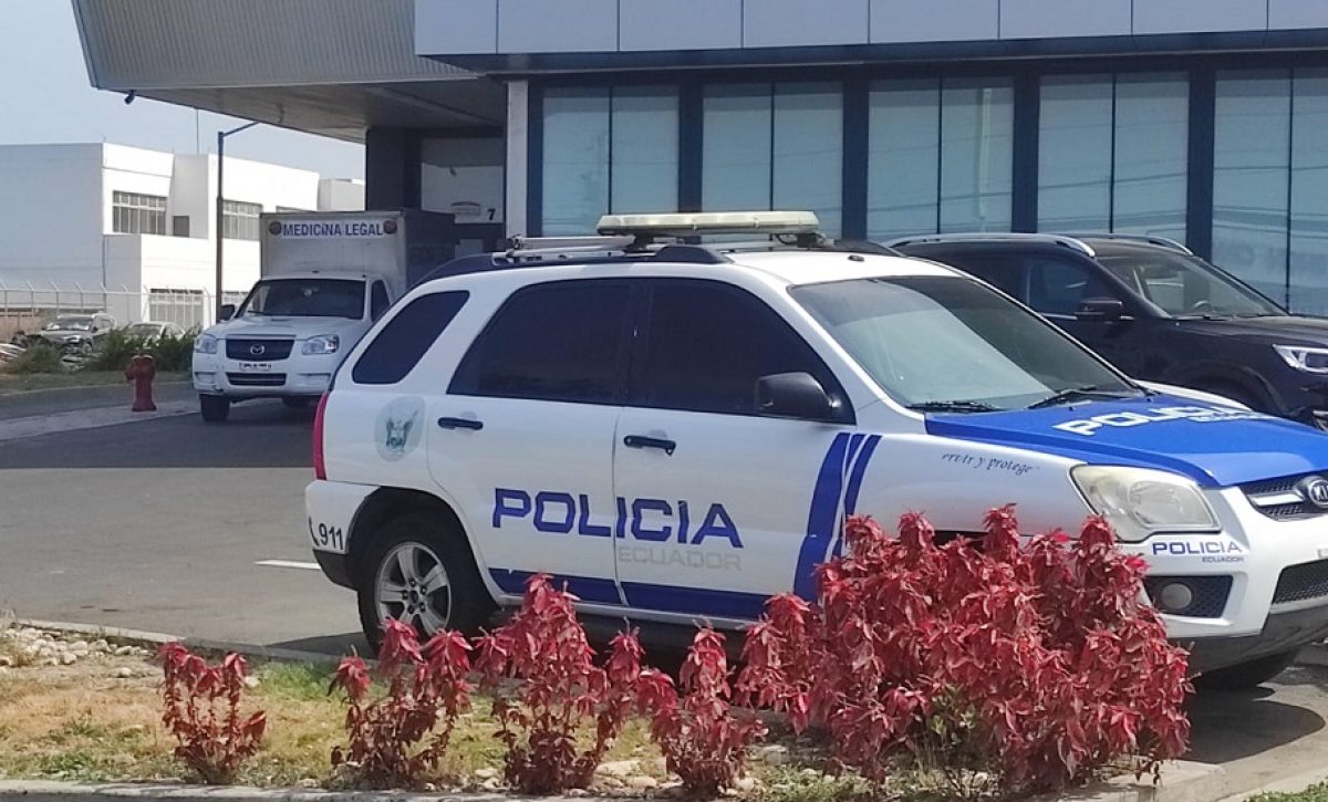 Un vendedor de encebolllados, de de 40 años, identificado como Jhonathan Solórzano Ruiz, lo dispararon la madrugada de este martes