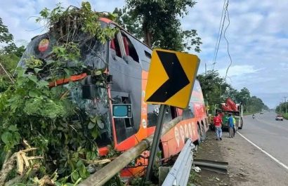 Una azafata de la cooperativa Trans Esmeraldas resultó herida en un accidente en la vía La Concordia-Santo Domingo.