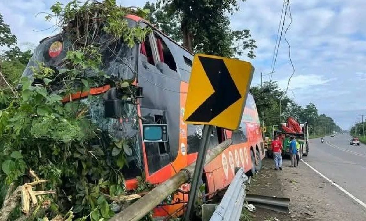 Una azafata de la cooperativa Trans Esmeraldas resultó herida en un accidente en la vía La Concordia-Santo Domingo.