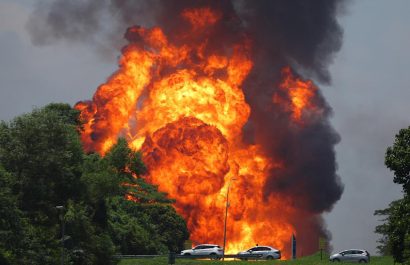 Una explosión de gas en Malasia deja 145 personas heridas y destruye viviendas.
