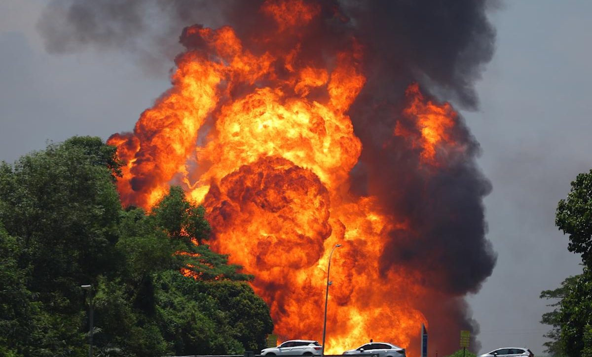 Una explosión de gas en Malasia deja 145 personas heridas y destruye viviendas.