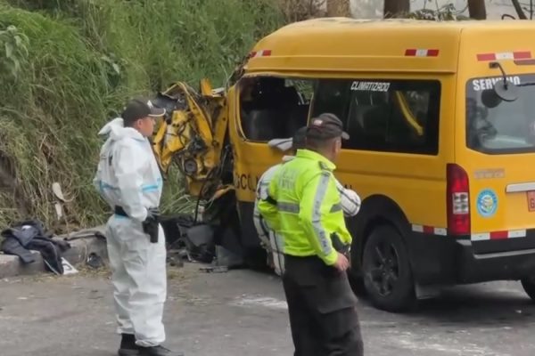 Una buseta escolar que transportaba a un grupo de danza de la provincia de Guayas se volcó en una vía de Alausí, en la provincia de Chimborazo.
