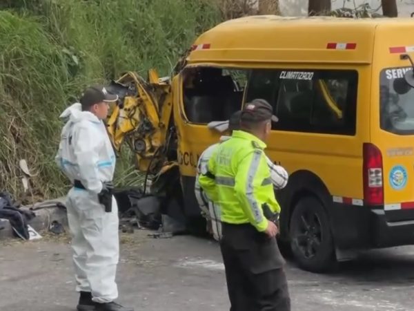 Una buseta escolar que transportaba a un grupo de danza de la provincia de Guayas se volcó en una vía de Alausí, en la provincia de Chimborazo.