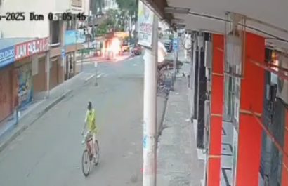 Una cámara grabó la explosión registrada en un negocio del centro del cantón Santa Ana, provincia de Manabí. (Captura de video).