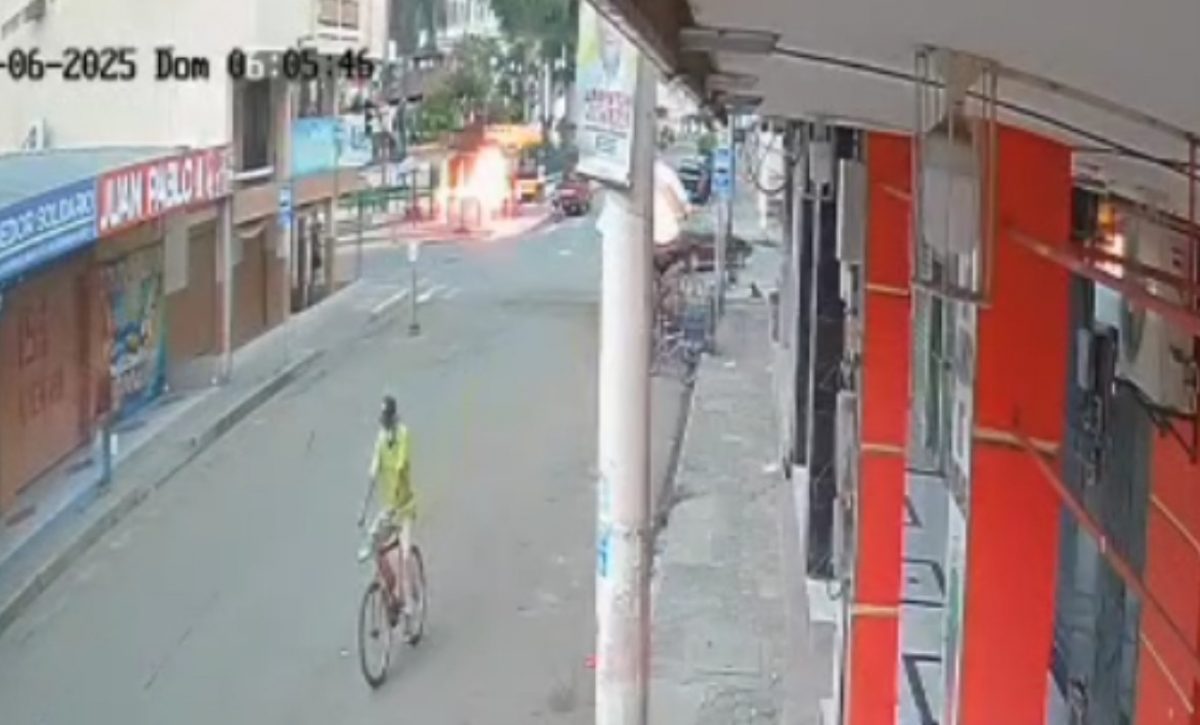 Una cámara grabó la explosión registrada en un negocio del centro del cantón Santa Ana, provincia de Manabí. (Captura de video).