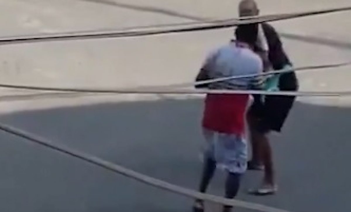 Una captura de video de la pelea que se desarrolló en las calles de Brasil