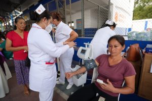 Una de las ciudadanas que recibió servicios gratuitos de salud.