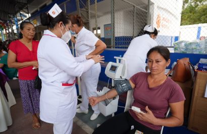 Una de las ciudadanas que recibió servicios gratuitos de salud.