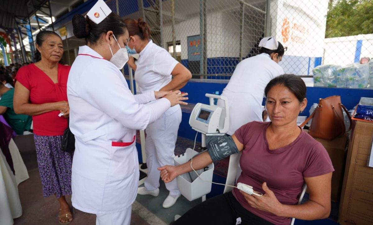 Una de las ciudadanas que recibió servicios gratuitos de salud.