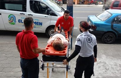 Una de las personas heridas cuando era ingresada a una casa de salud.