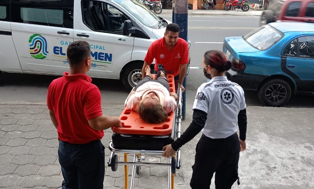 Una de las personas heridas cuando era ingresada a una casa de salud.