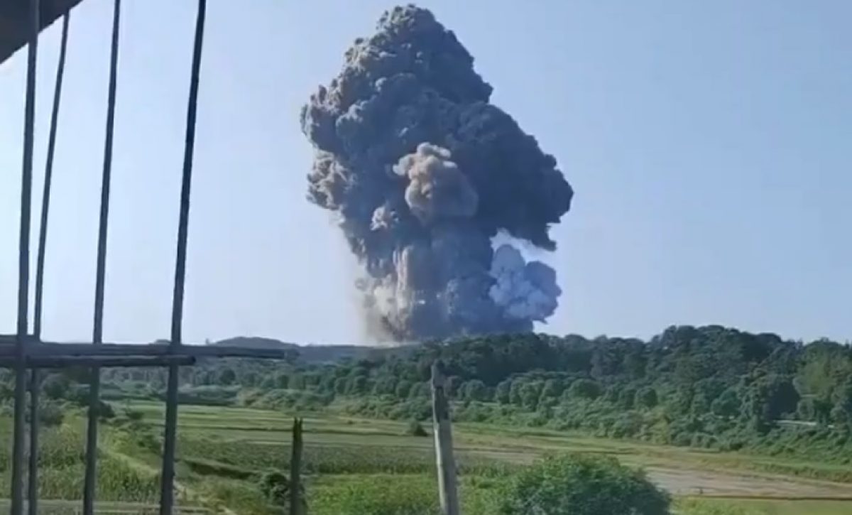 Una explosión en la fábrica de fuegos artificiales Shanzhou Fireworks Co, en China, dejó al menos una persona fallecida, seis desaparecidas y nueve heridas.