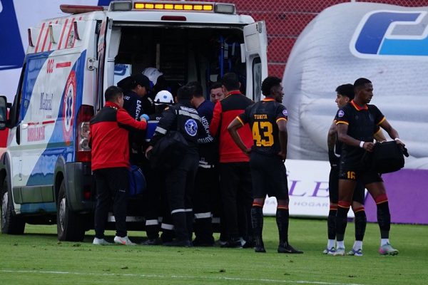 Una grave lesión de Luis Arroyo, causada por una entrada de Marlín Cuero, opacó la victoria 2-0 de Deportivo Cuenca sobre Técnico Universitario.