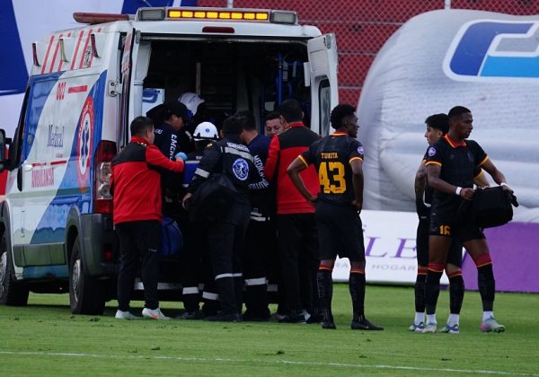 Una grave lesión de Luis Arroyo, causada por una entrada de Marlín Cuero, opacó la victoria 2-0 de Deportivo Cuenca sobre Técnico Universitario.