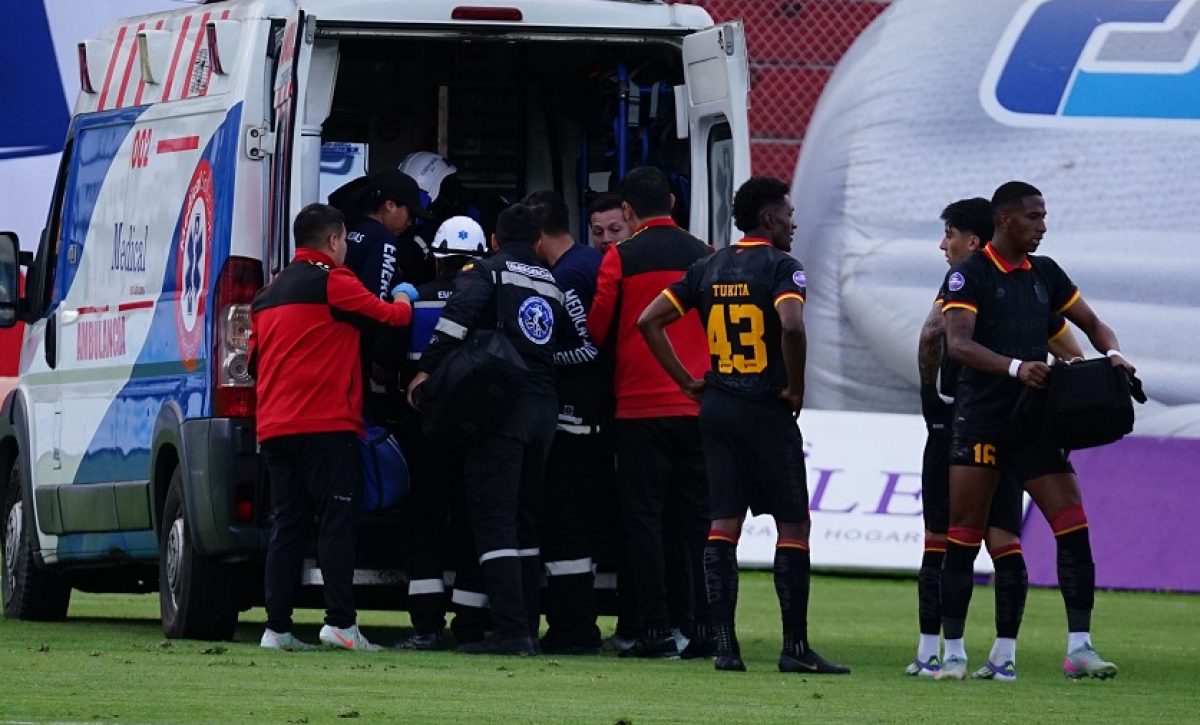 Una grave lesión de Luis Arroyo, causada por una entrada de Marlín Cuero, opacó la victoria 2-0 de Deportivo Cuenca sobre Técnico Universitario.