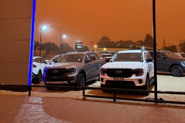 Una intensa tormenta de polvo azotó el sureste de Australia cubriendo ciudades como Sídney y Orroroo con un cielo naranja.