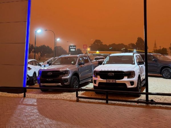 Una intensa tormenta de polvo azotó el sureste de Australia cubriendo ciudades como Sídney y Orroroo con un cielo naranja.