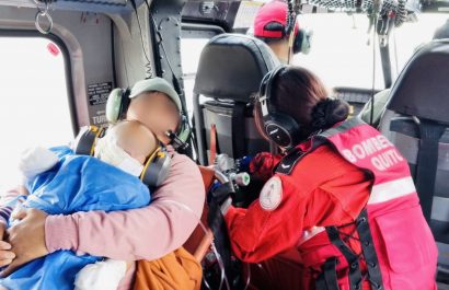 Una menor de dos años de edad es evacuada de Ibarra con quemaduras en el helicóptero del Cuerpo de Bomberos de Quito FOTO: Bomberos de Quito