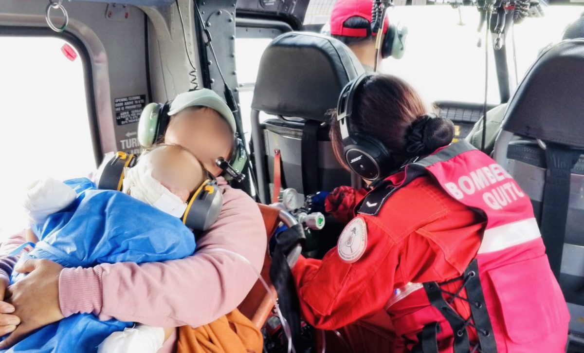 Una menor de dos años de edad es evacuada de Ibarra con quemaduras en el helicóptero del Cuerpo de Bomberos de Quito FOTO: Bomberos de Quito