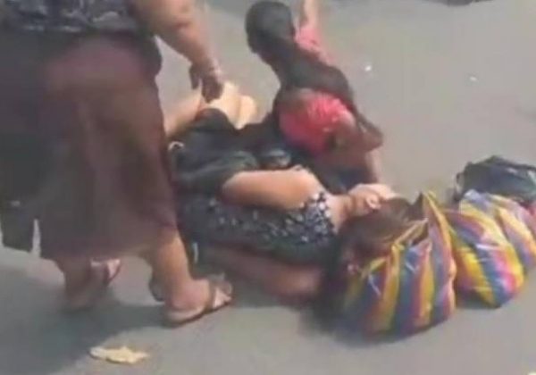 Una mujer, de 21 años, dio a luz en plena calle frente al hospital Monte Sinaí, en el noroeste de Guayaquil.