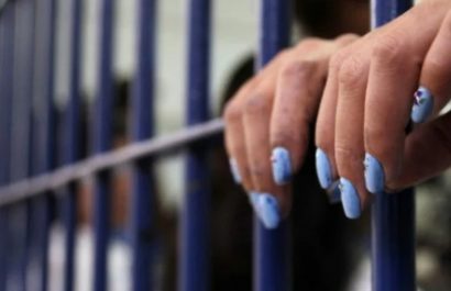 Una mujer habría matado al marido tras discutir por un cargador, el hecho sucedió frente al hijo de la pareja en Riobamba, provincia de Chimborazo. Internet.