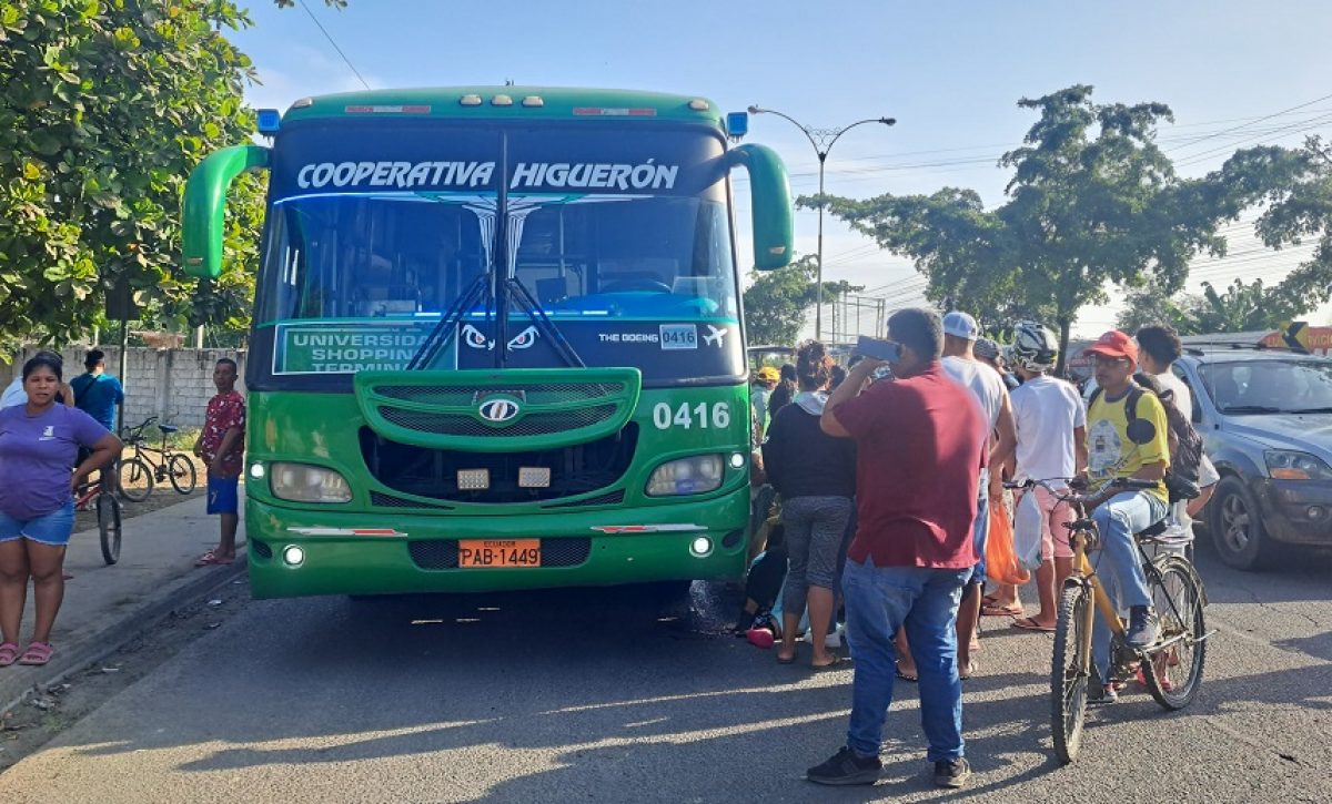 Una mujer identificada como María Salvatierra, de 52 años, resultó herida tras ser atropellada en el sitio Mejía, de Portoviejo.