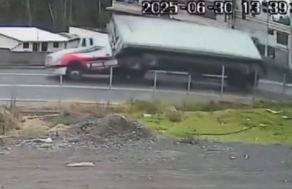 Una mujer perdió la vida el lunes 30 de junio tras ser aplastada por un tráiler en la vía Cevallos-Ambato, en la provincia de Tungurahua.