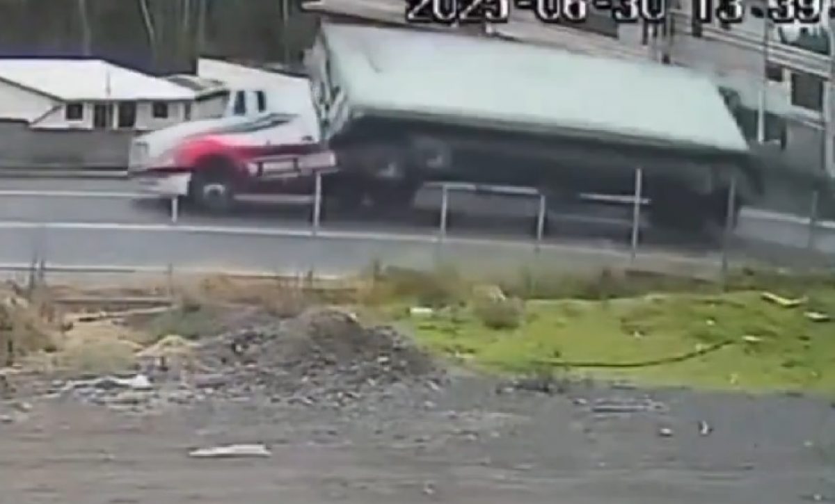 Una mujer perdió la vida el lunes 30 de junio tras ser aplastada por un tráiler en la vía Cevallos-Ambato, en la provincia de Tungurahua.