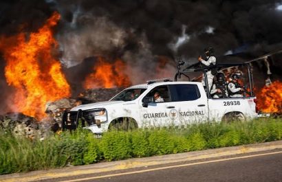 Una ola de violencia estremeció a Sinaloa, marcada por bloqueos con vehículos incendiados, enfrentamientos armados y un ataque a policías municipales.