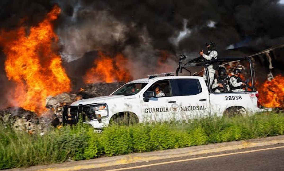 Una ola de violencia estremeció a Sinaloa, marcada por bloqueos con vehículos incendiados, enfrentamientos armados y un ataque a policías municipales.