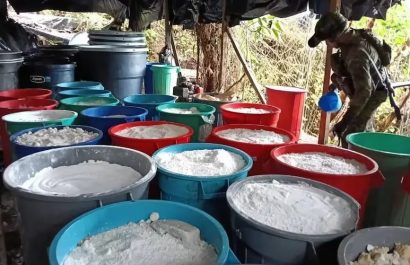 Una operación militar conjunta entre los ejércitos de Colombia y Ecuador permitió la destrucción de un laboratorio clandestino de cocaína y pasta base de cocaína.