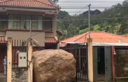Una roca gigante rodó desde una montaña y colisionó contra una vivienda en el sector Lirio, parroquia Sayausí, provincia de Azuay.
