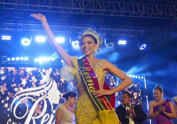 Una voz que quiere brillar: la reina de Santo Domingo sueña con ser cantante