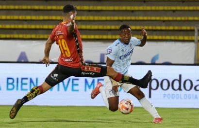 Universidad Católica asegura hexagonal y torneo internacional tras vencer 2-1 a Deportivo Cuenca. (API)