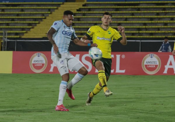 Universidad Católica busca sellar su clasificación a octavos de final ante Defensa y Justicia