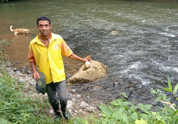 Uno de los moradores de Pupusa muestra el lugar donde se encontró la osamenta.