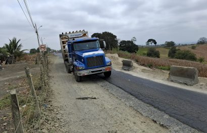Uno de los puntos más críticos se ubica en el cerro del Junco, entre Rocafuerte y Tosagua, donde apenas queda una franja de 2 metros de ancho para circular.