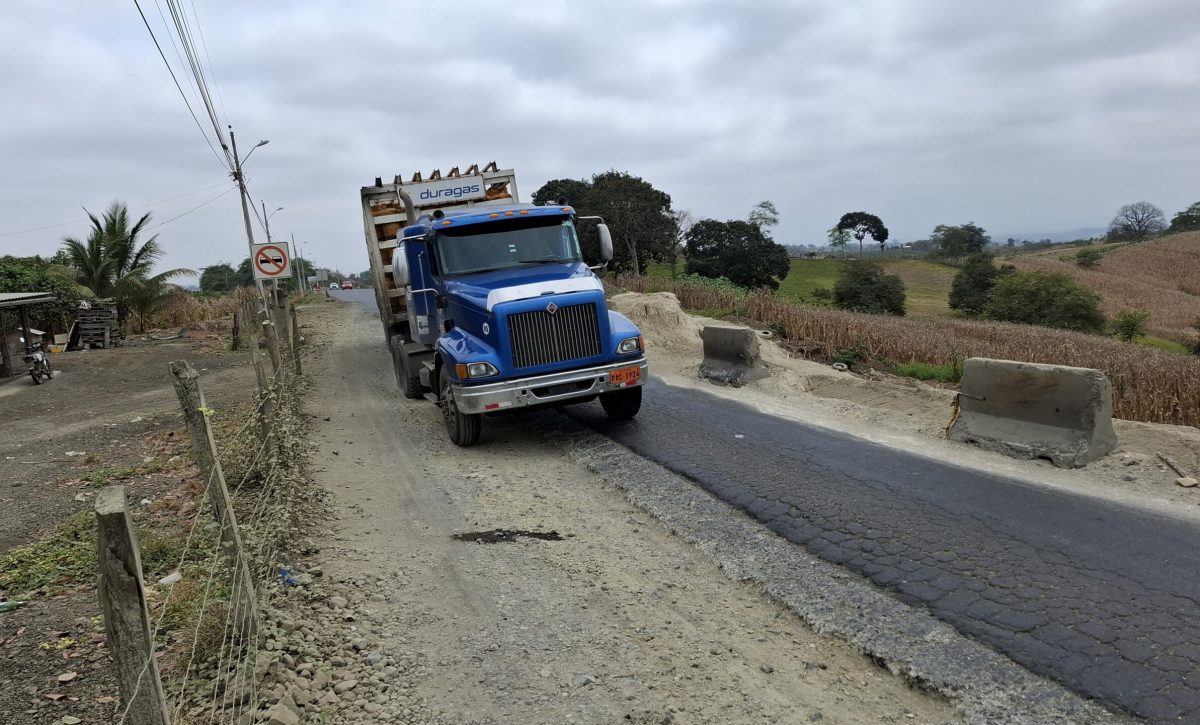 Uno de los puntos más críticos se ubica en el cerro del Junco, entre Rocafuerte y Tosagua, donde apenas queda una franja de 2 metros de ancho para circular.