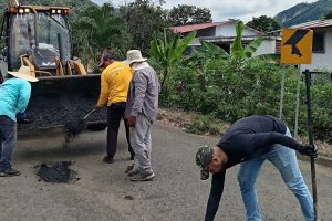 Unos tres mil dólares gestionados por habitantes de Ayacucho, se invirtieron en el mejoramiento de un tramo de la vía.