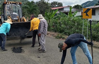 Unos tres mil dólares gestionados por habitantes de Ayacucho, se invirtieron en el mejoramiento de un tramo de la vía.