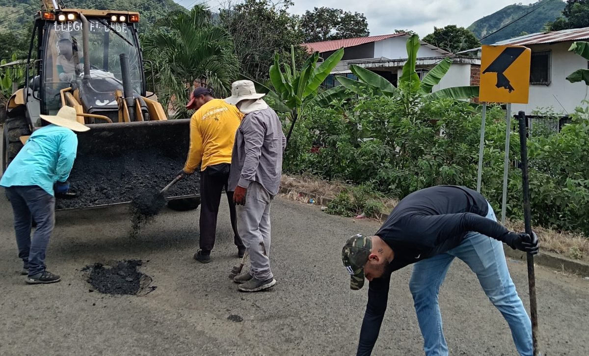 Unos tres mil dólares gestionados por habitantes de Ayacucho, se invirtieron en el mejoramiento de un tramo de la vía.