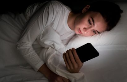 ¿Usar el celular de noche daña tu salud? Estudios lo confirman