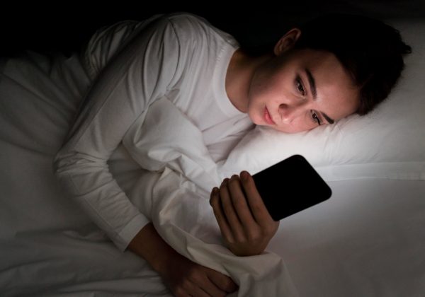 ¿Usar el celular de noche daña tu salud? Estudios lo confirman